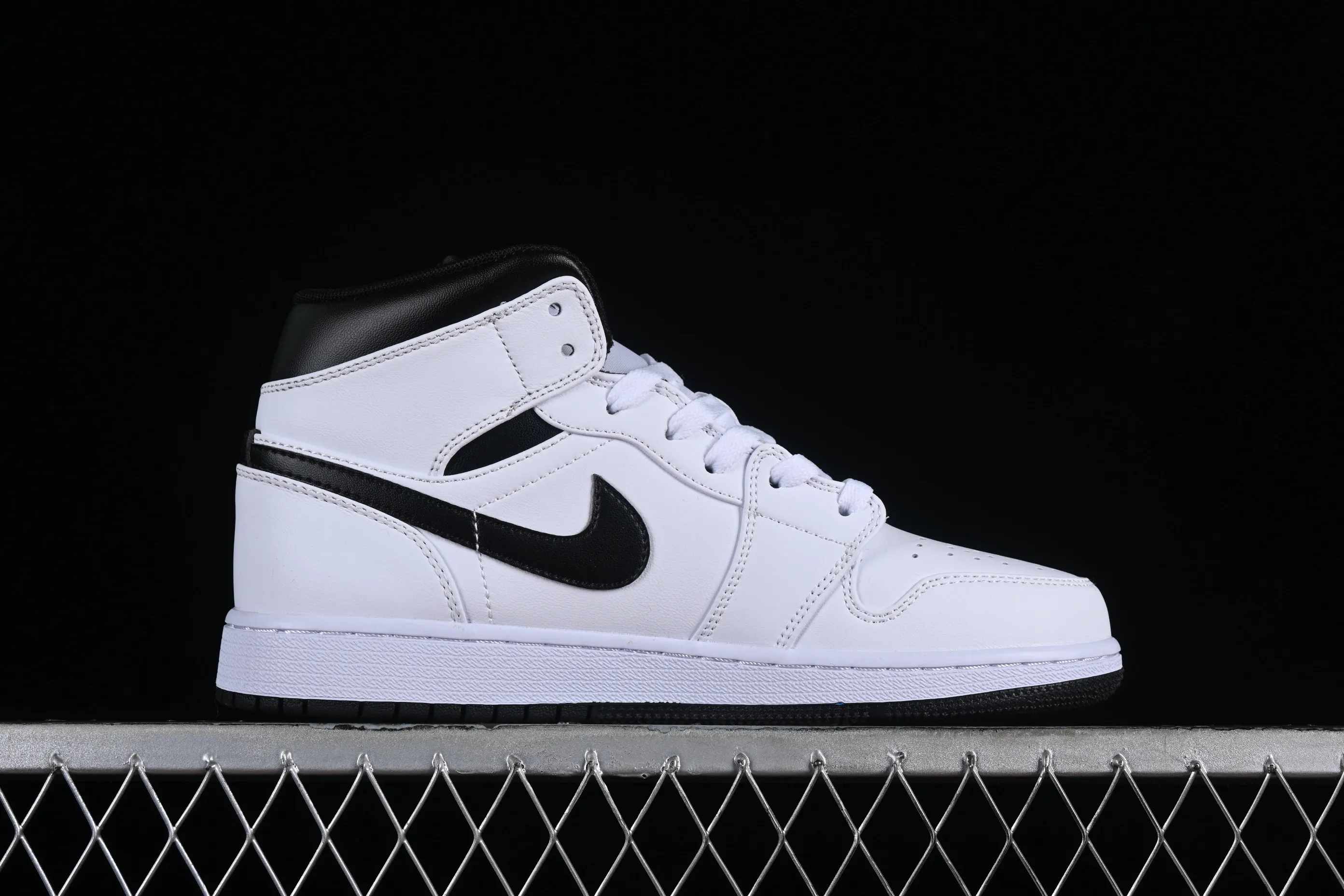 All categories Air Jordan Jordan series basketball shoes Air Jordan 1 Mid Air Jordan 1 Mid AJ1 Joe 1 classic white and black Chinese culture and leisure sneakers DQ8423-132